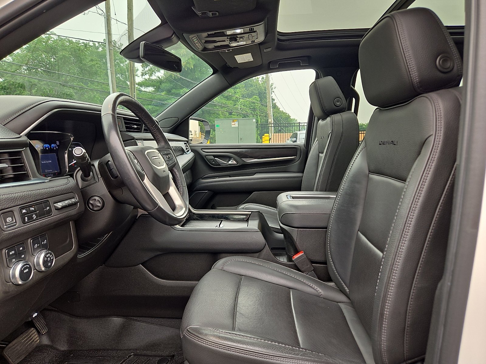 Used 2021 GMC Yukon Denali AWD/4WD image 13