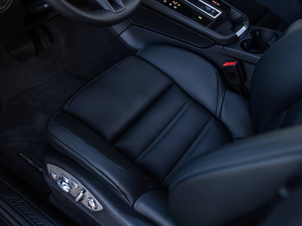 Certified 2026 Porsche Macan AWD/4WD image 43