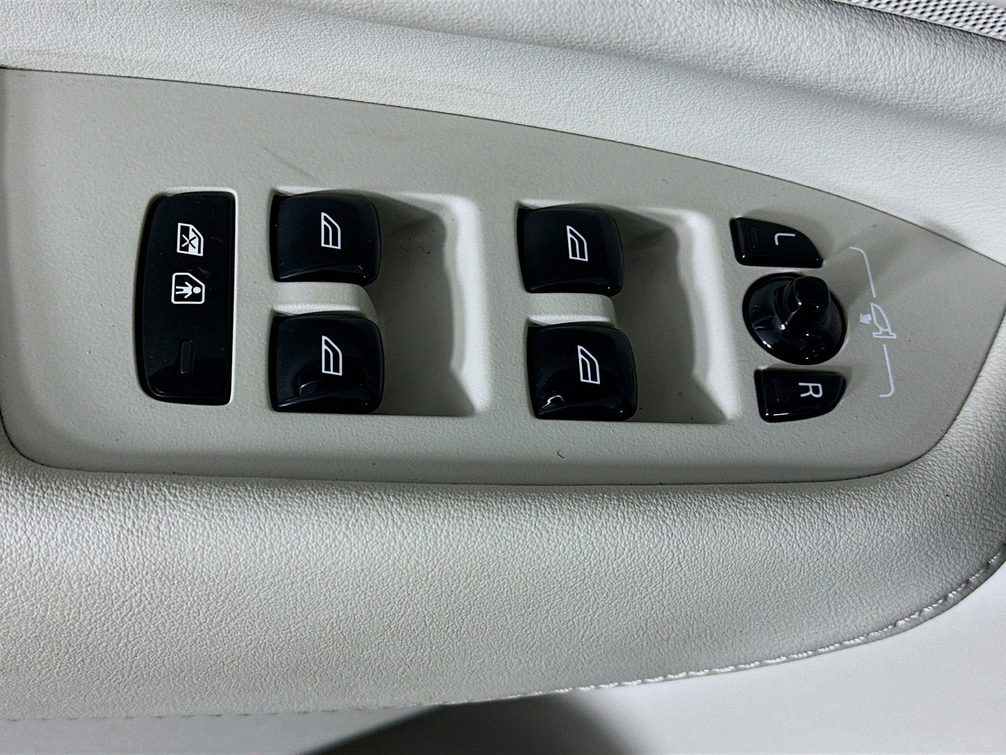 Used 2023 Volvo XC90 B6 Plus image 15