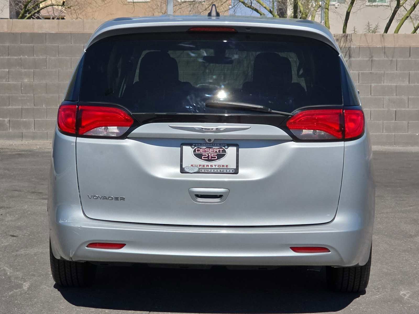 Used 2022 Chrysler Voyager LX image 8