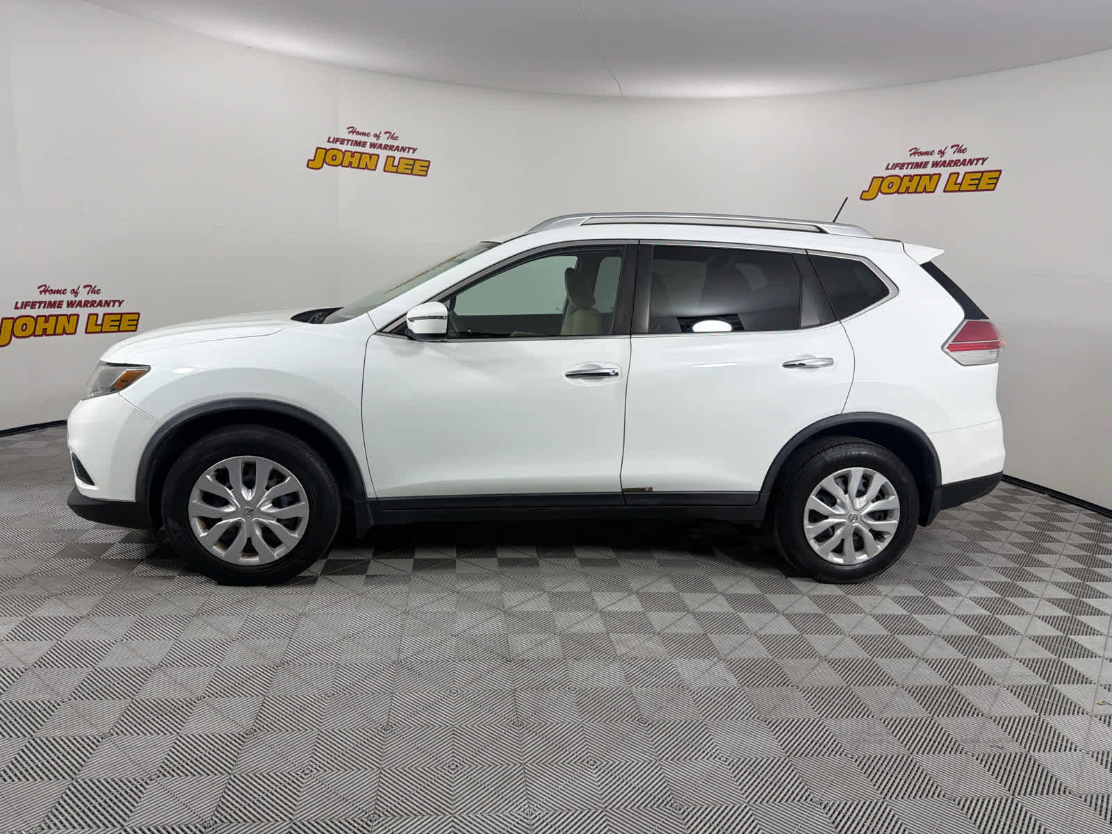Used 2016 Nissan Rogue S w/ Appearance Package FWD image 2