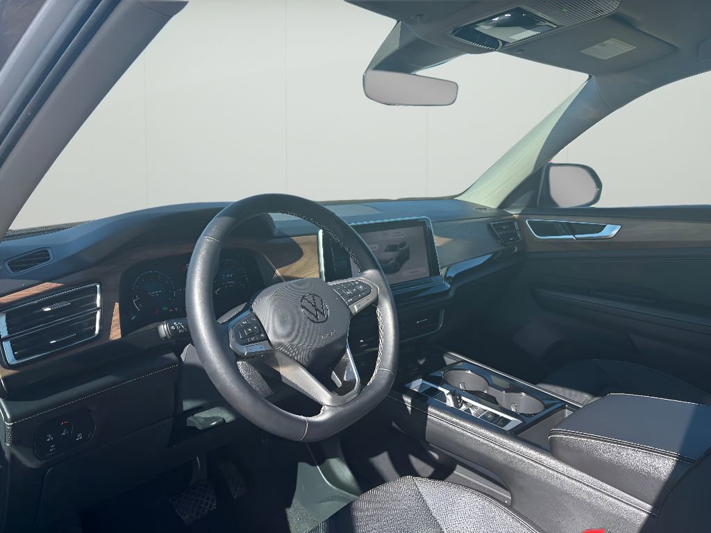 Used 2025 Volkswagen Atlas SE image 31