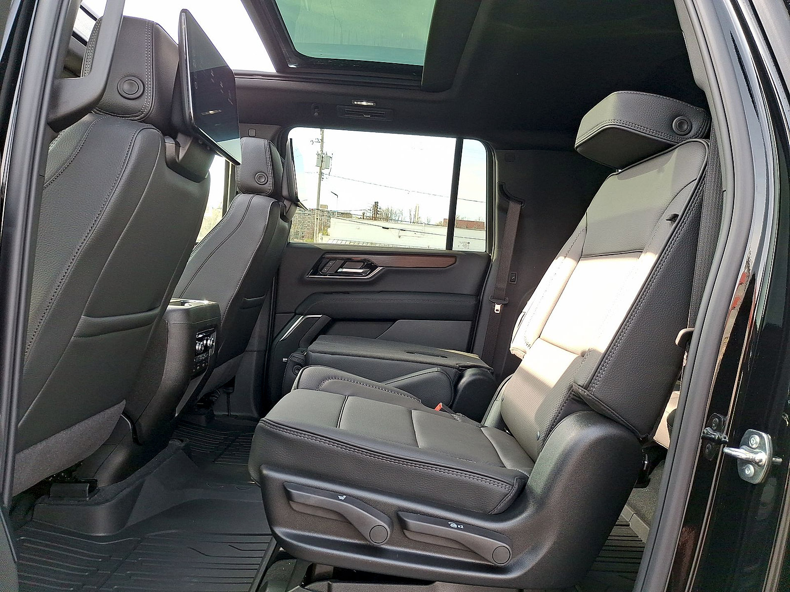 New 2026 GMC Yukon XL Denali w/ Denali Reserve Package AWD/4WD image 13