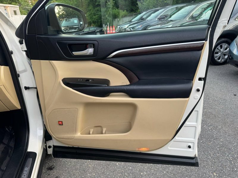 Used 2014 Toyota Highlander Limited AWD/4WD image 25