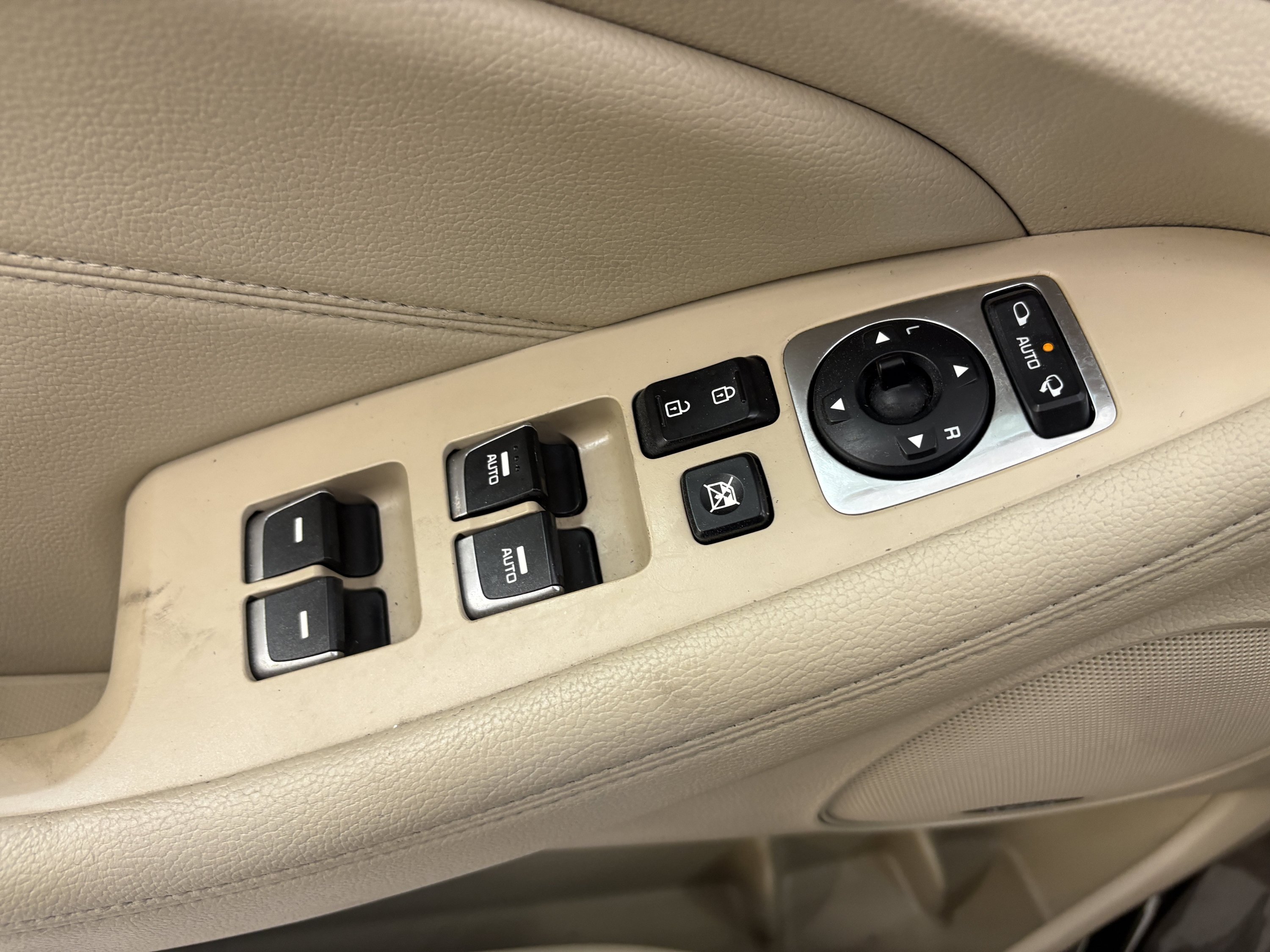 Used 2014 Kia Cadenza Premium w/ Luxury Package FWD image 26