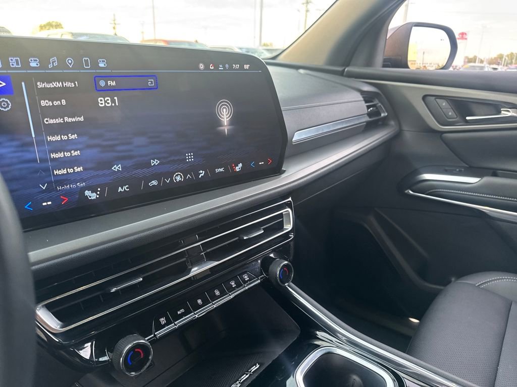 Used 2025 Chevrolet Traverse LT image 21