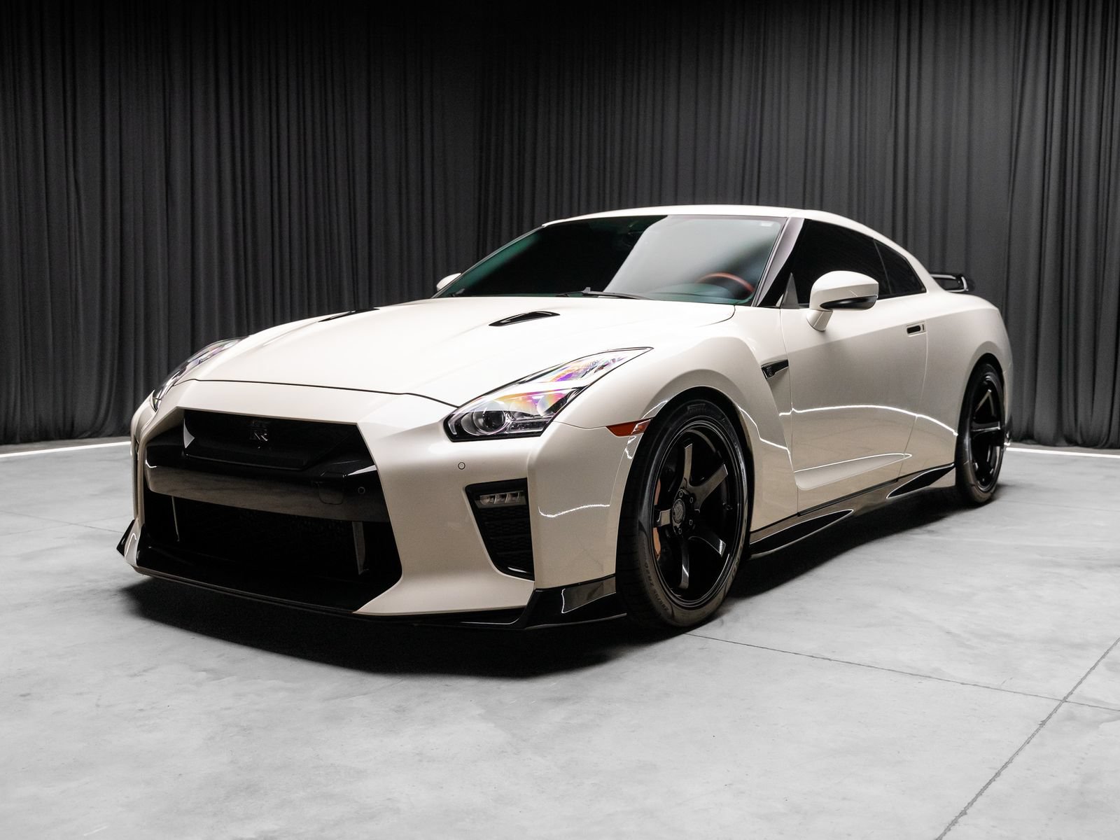 Used 2021 Nissan GT-R Premium AWD/4WD image 23