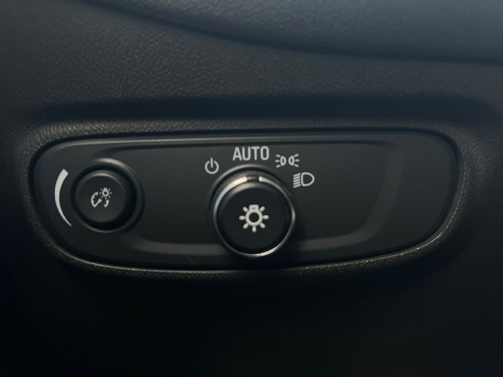 Used 2020 Chevrolet Equinox LS w/ LS Convenience Package FWD image 21