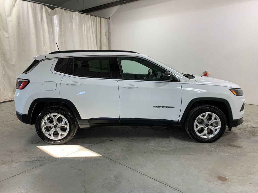 Used 2025 Jeep Compass Latitude w/ Sun & Sound Group image 27