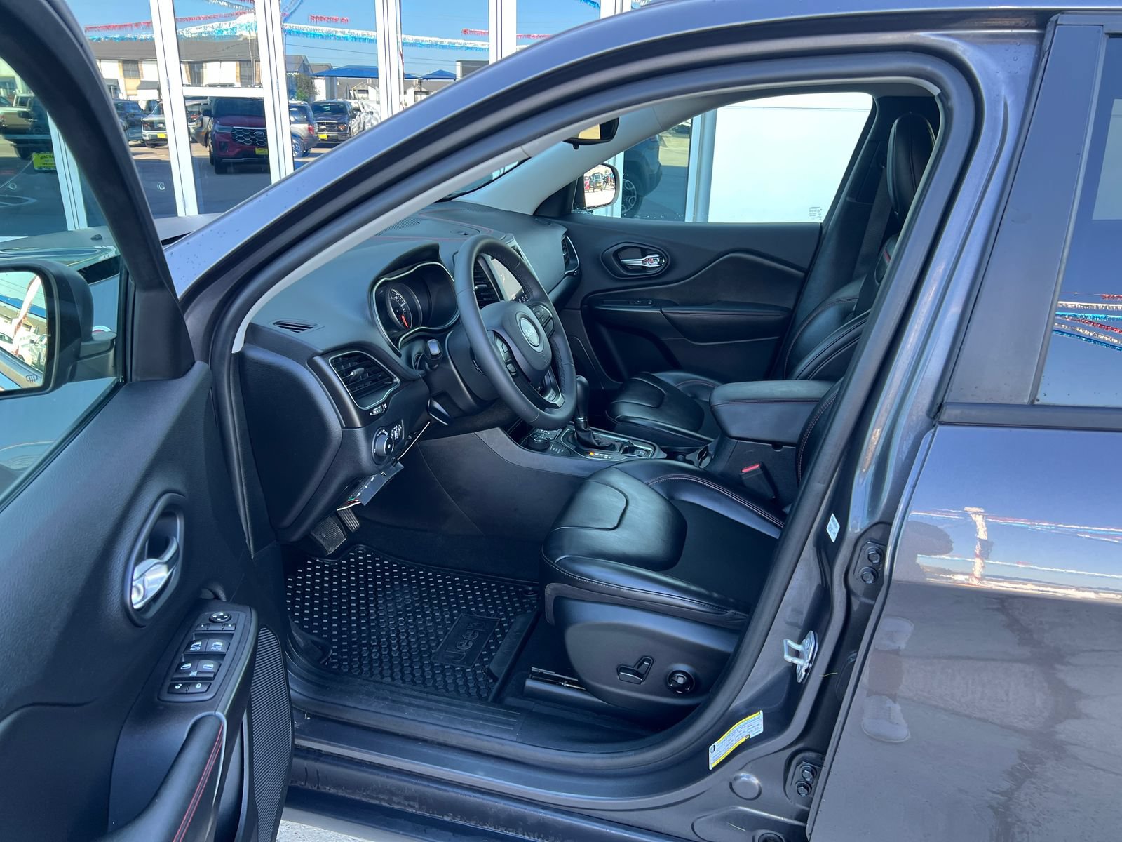 Used 2020 Jeep Cherokee Trailhawk AWD/4WD image 9