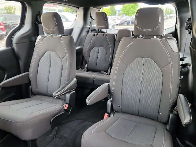 Used 2024 Chrysler Pacifica Touring FWD image 28