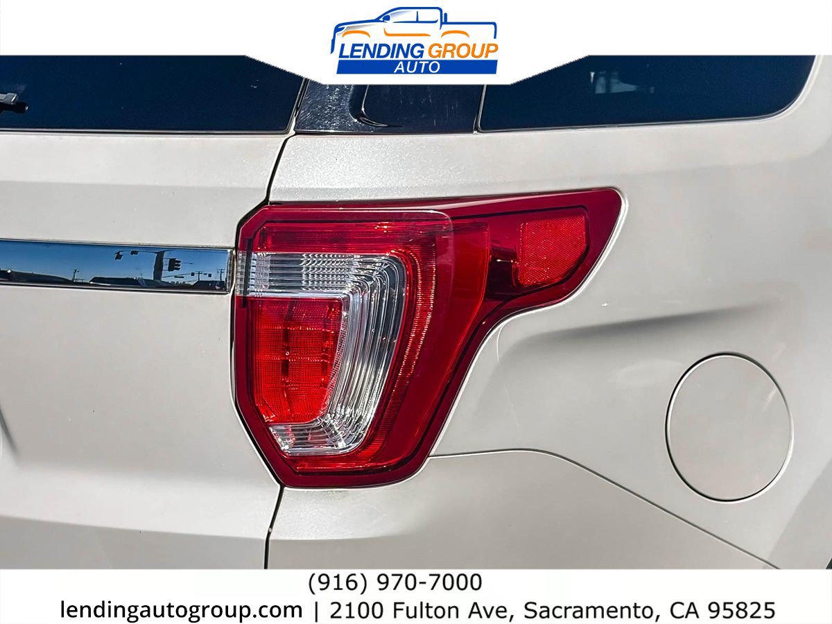 Used 2017 Ford Explorer XLT w/ Equipment Group 202A FWD image 8