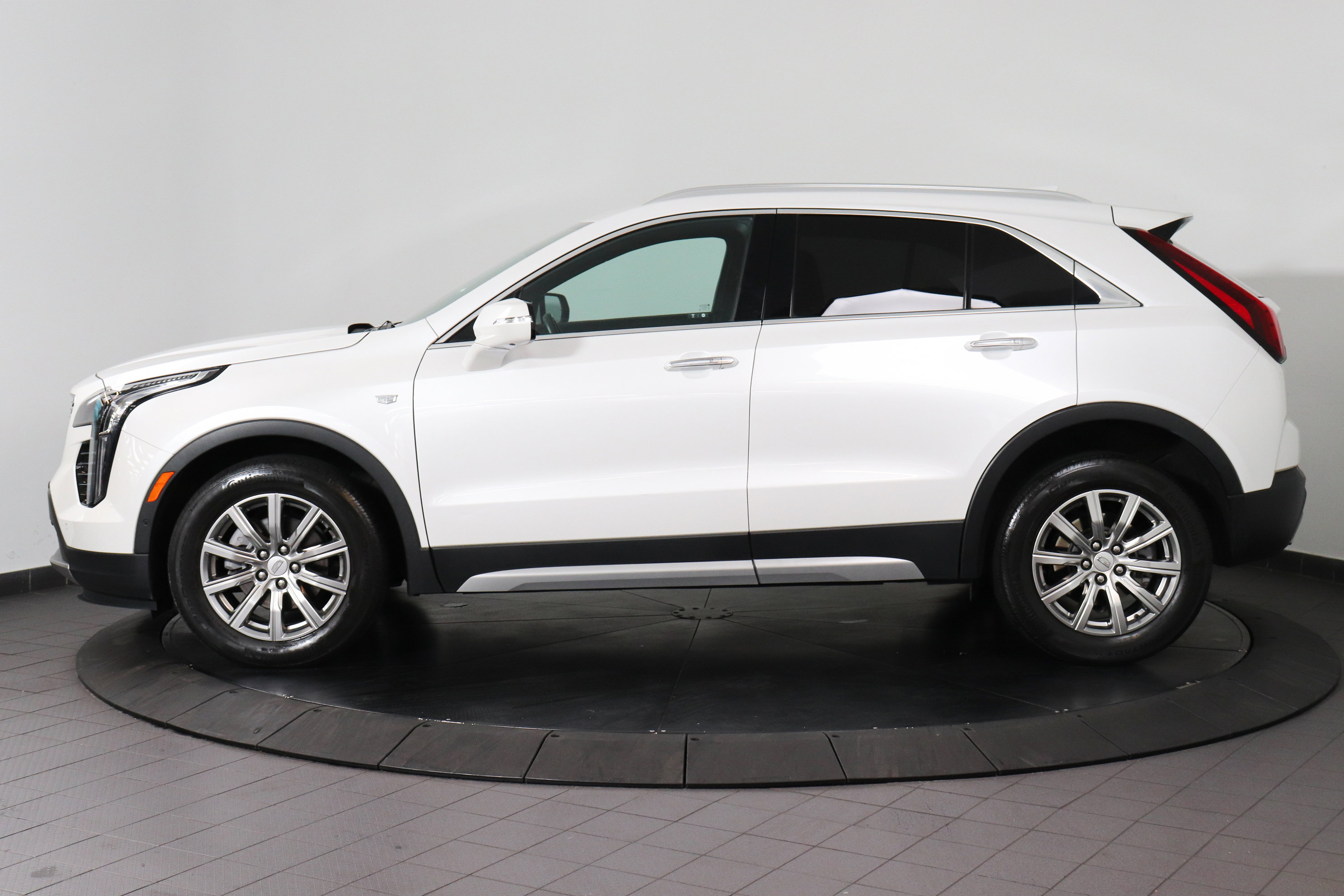Used 2022 Cadillac XT4 Premium Luxury w/ Enhanced Visibility Package AWD/4WD image 2
