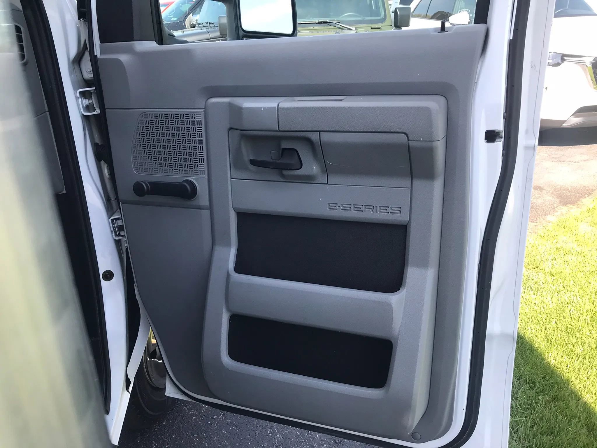 Used 2014 Ford E-350 and Econoline 350 Super Duty RWD image 36