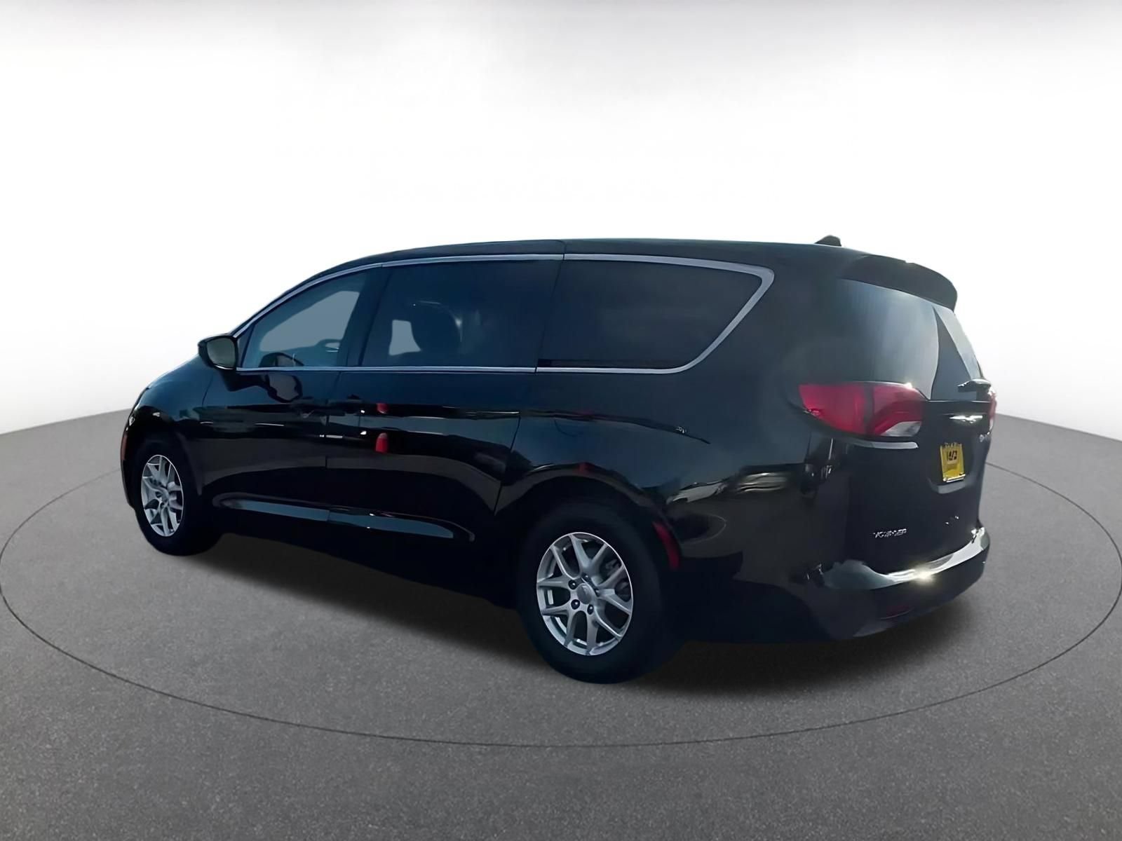 Used 2024 Chrysler Voyager LX FWD image 9