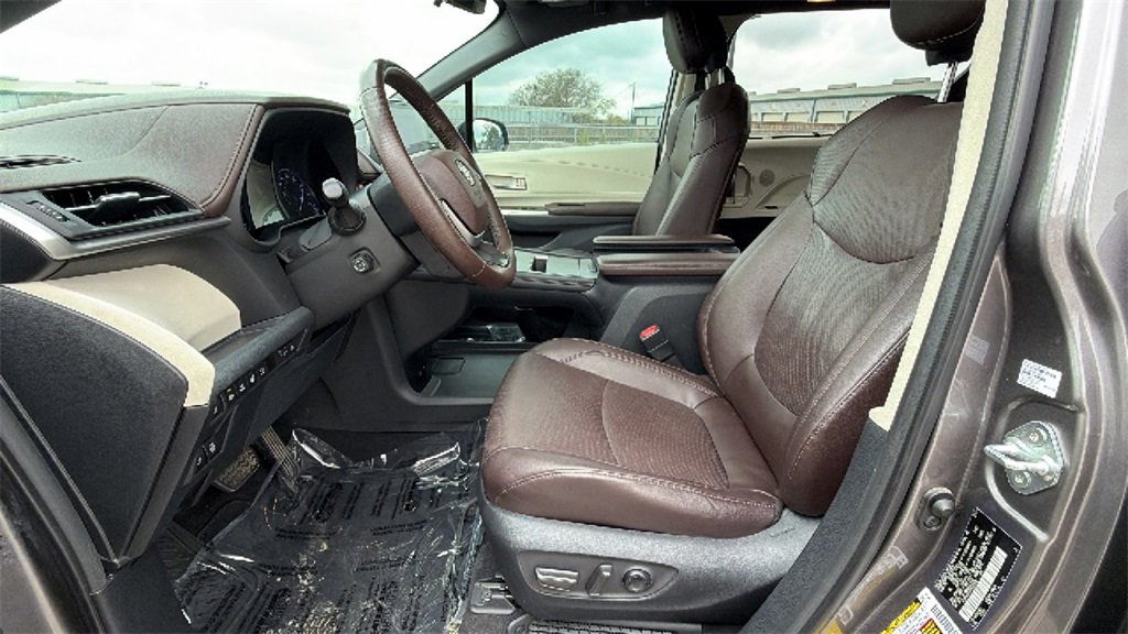 Used 2021 Toyota Sienna Platinum image 16