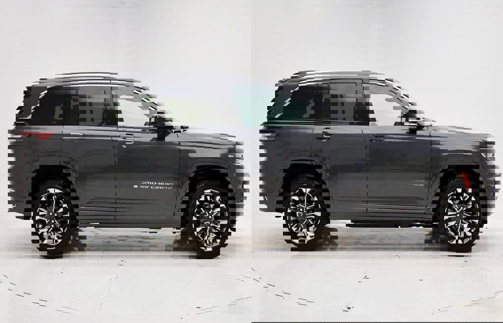 Used 2023 Jeep Grand Cherokee Overland w/ Luxury Tech Group IV image 3