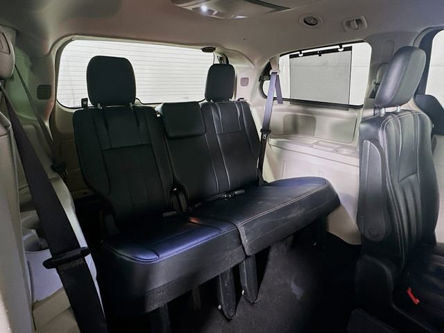 Used 2016 Chrysler Town & Country Touring-L image 31