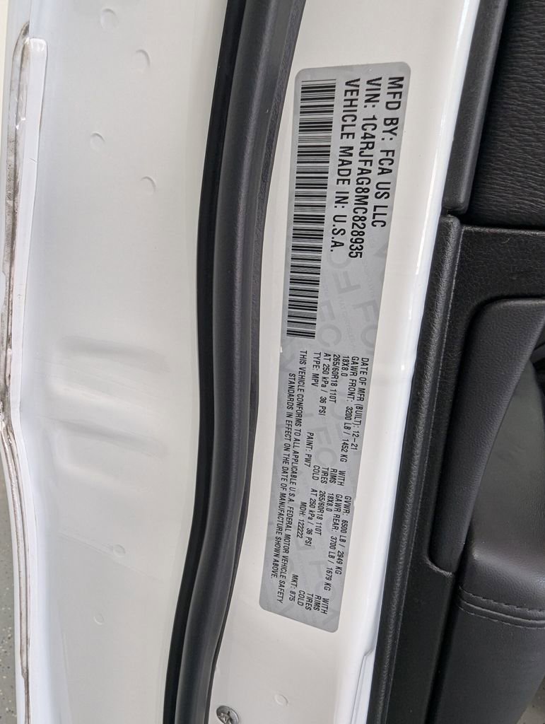 Used 2021 Jeep Grand Cherokee Laredo AWD/4WD image 31