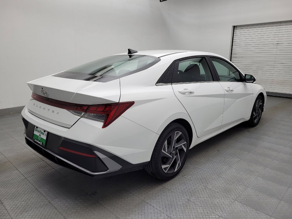 Used 2025 Hyundai Elantra SEL image 9