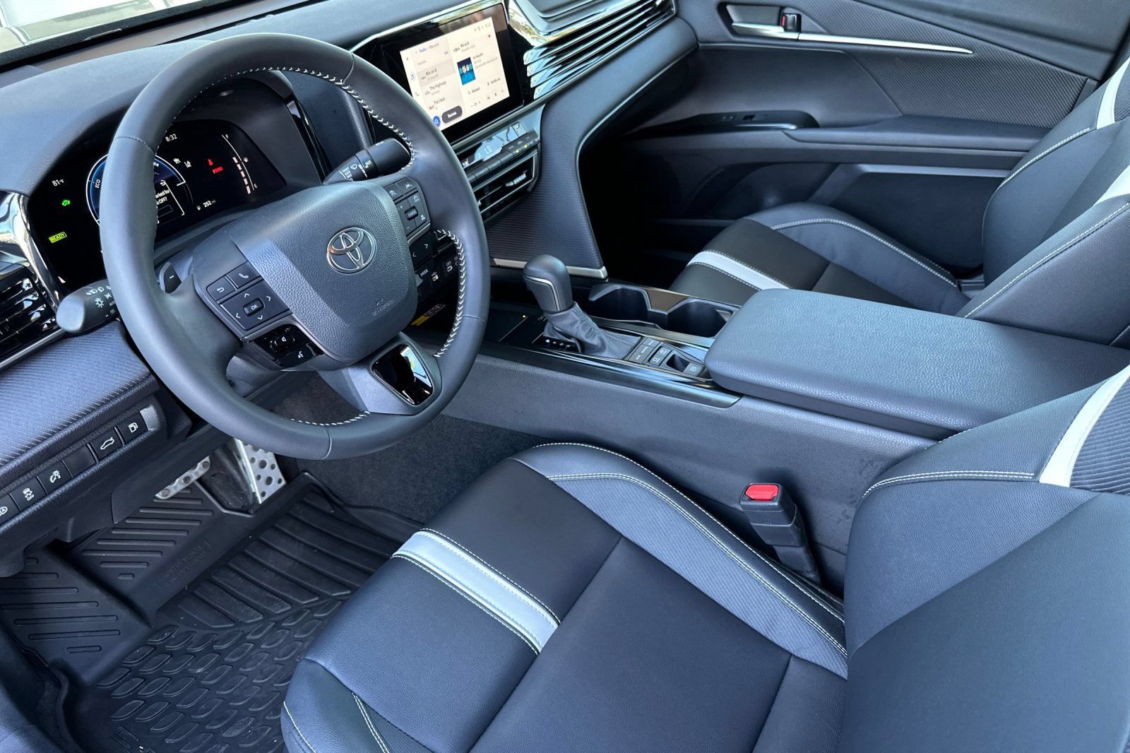 Used 2026 Toyota Camry Hybrid FWD image 10