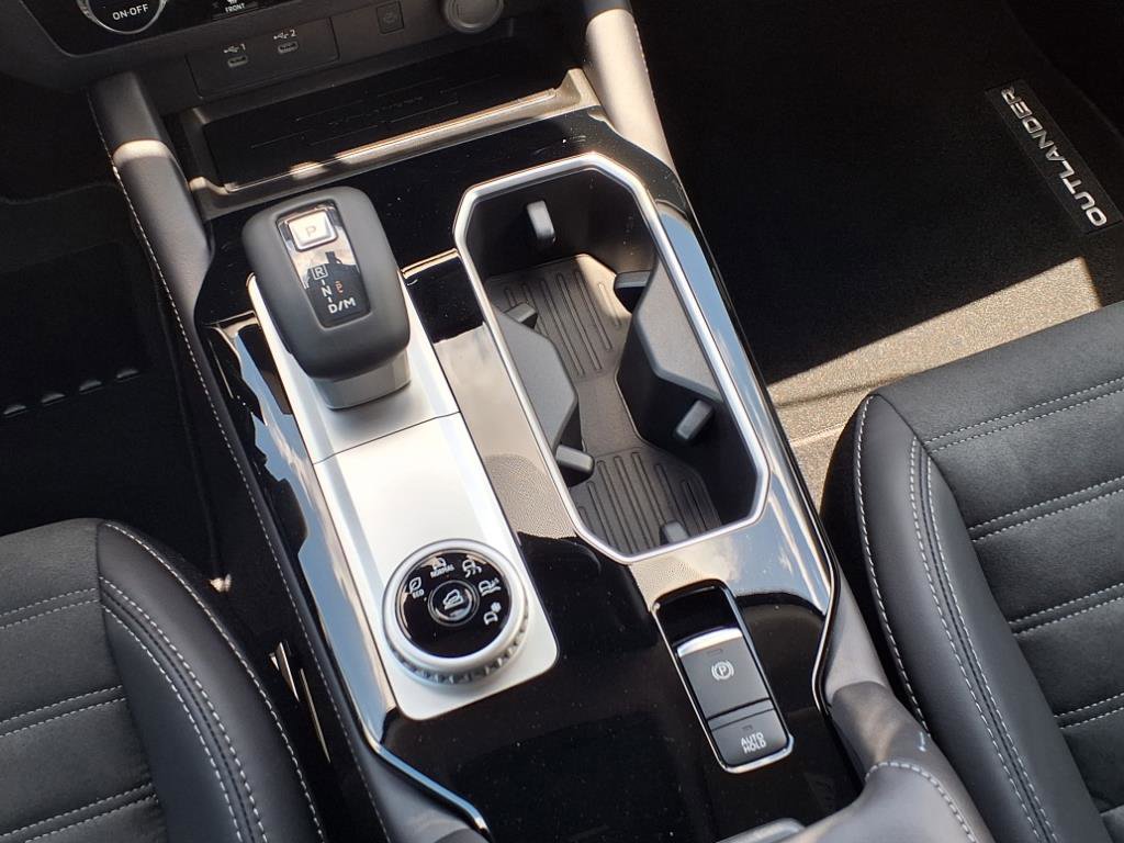New 2025 Mitsubishi Outlander SE image 13