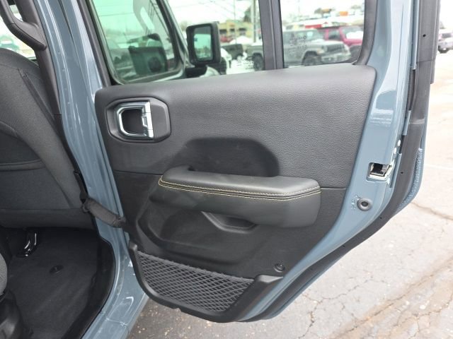 Used 2025 Jeep Wrangler Unlimited Sahara w/ Safety Group AWD/4WD image 39