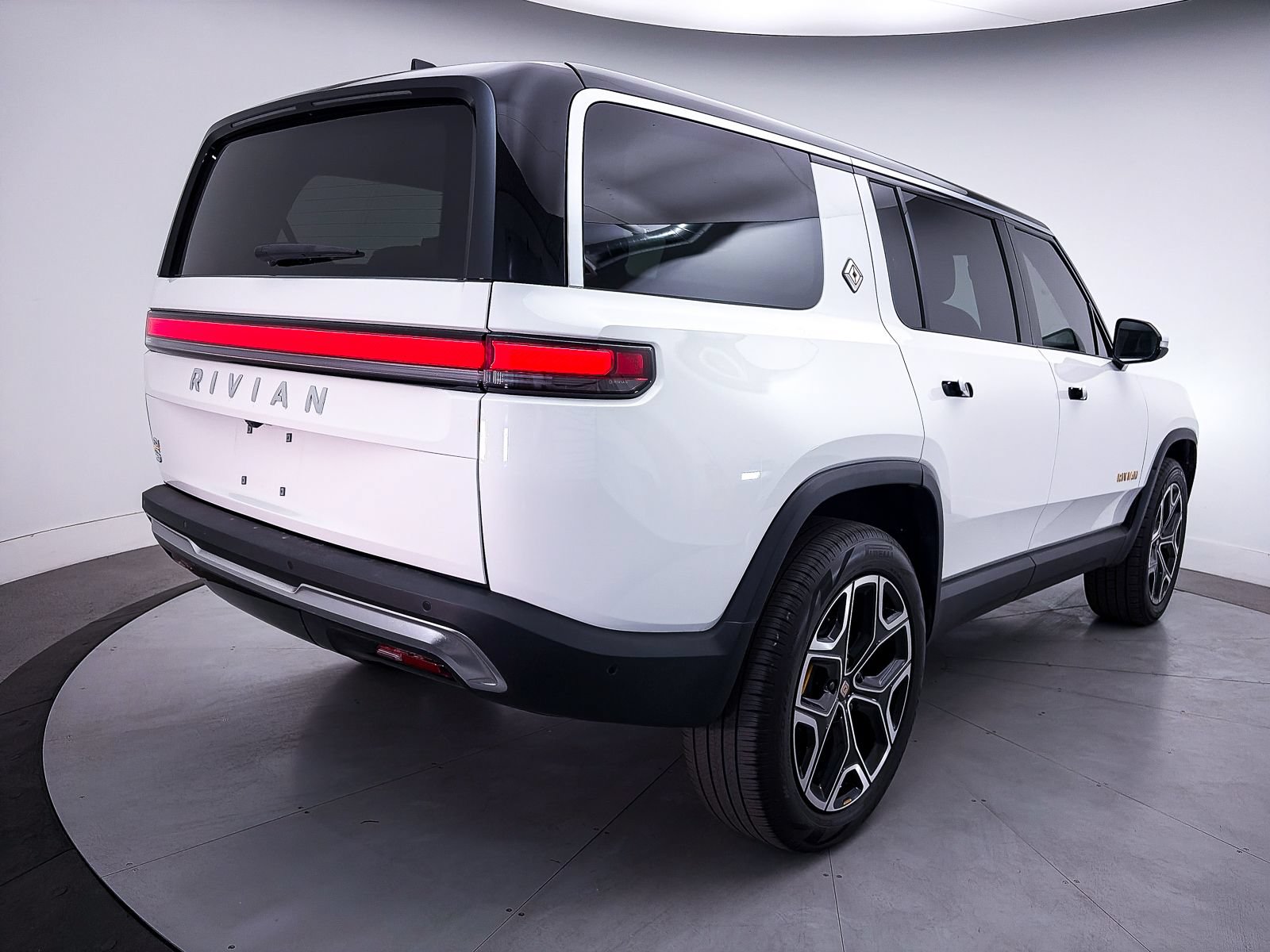 Used 2024 Rivian R1S Adventure AWD/4WD image 17