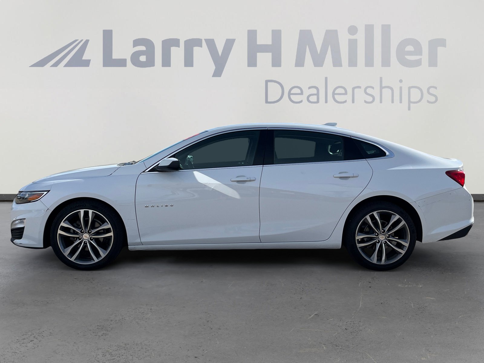 Used 2023 Chevrolet Malibu LT image 2