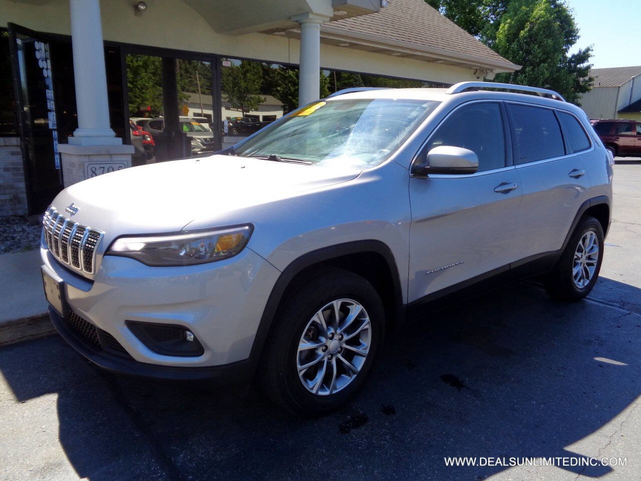 Used 2019 Jeep Cherokee Latitude Plus w/ Comfort/Convenience Group AWD/4WD image 1