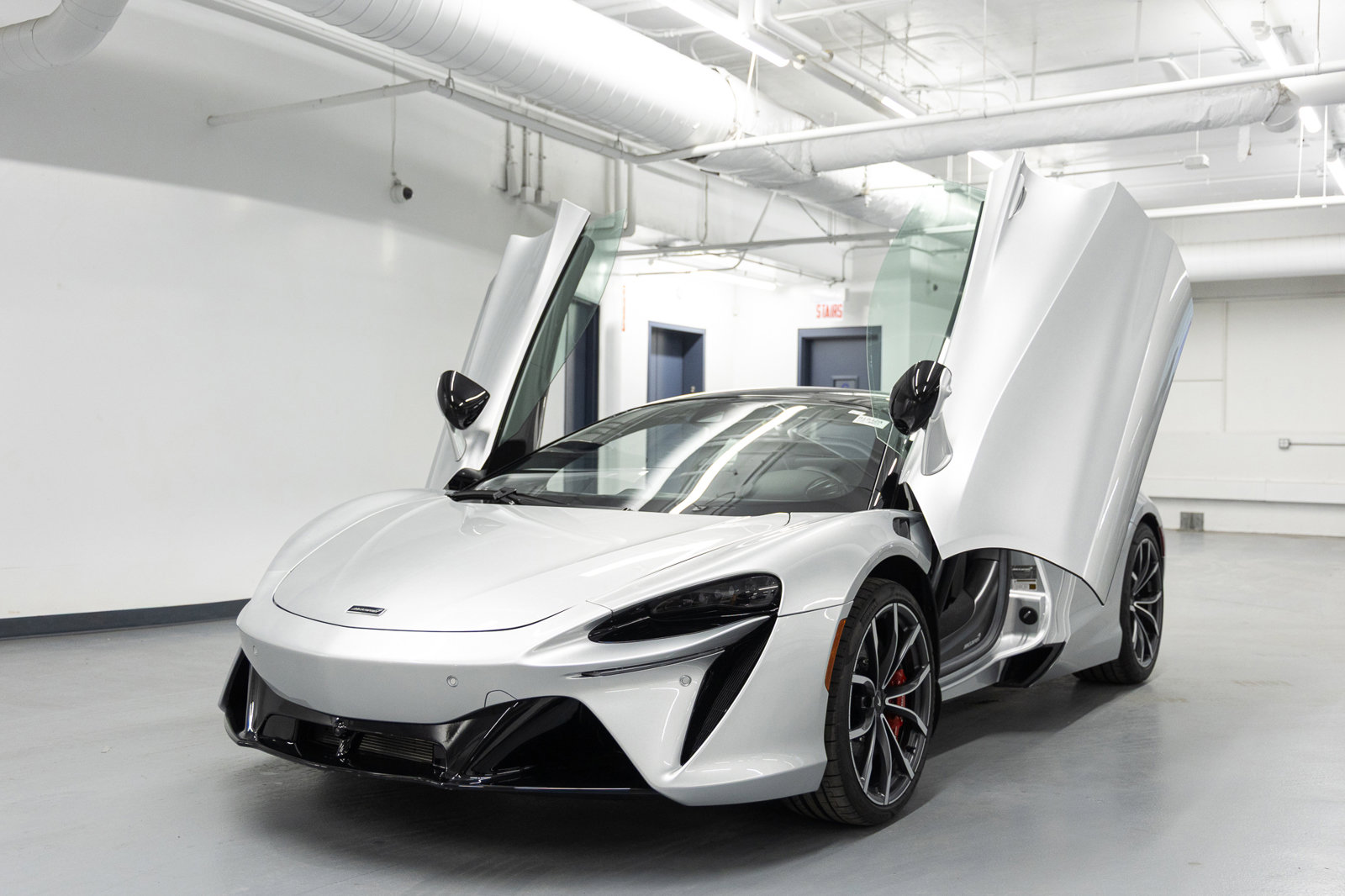 Used 2023 McLaren Artura image 2