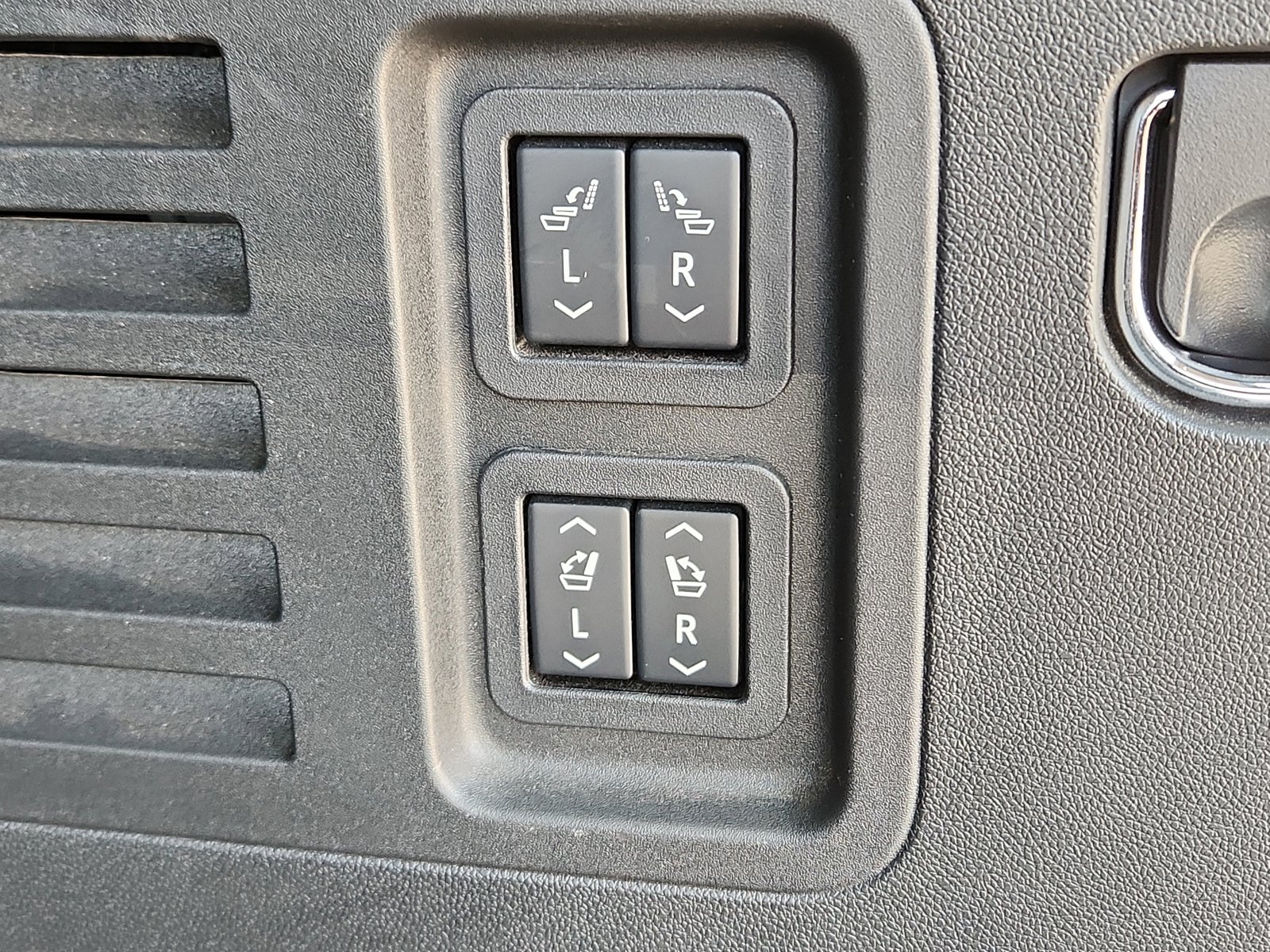 Used 2025 Buick Enclave Preferred w/ Power Package FWD image 9
