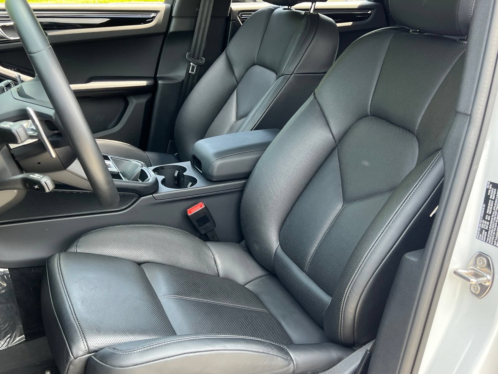 Certified 2025 Porsche Macan AWD/4WD image 5