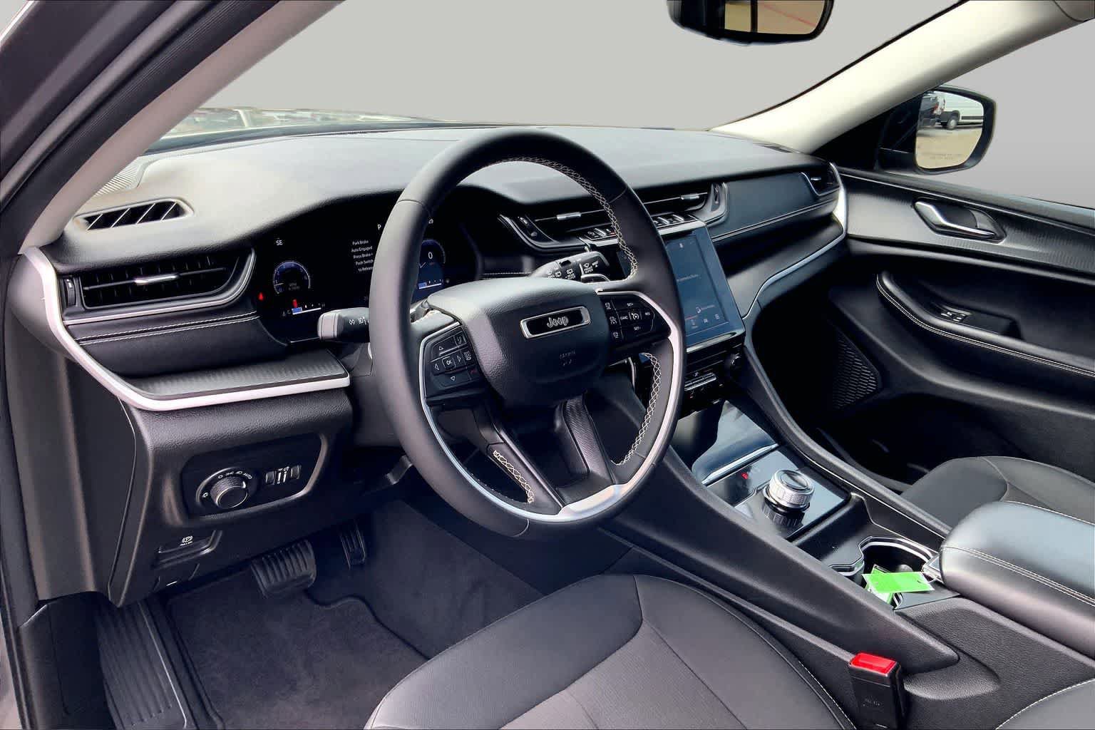 Used 2024 Jeep Grand Cherokee Laredo X AWD/4WD image 15