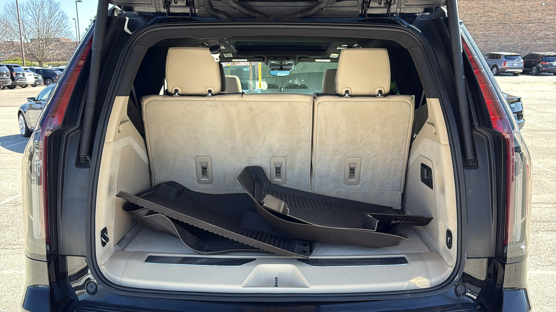 Certified 2022 Cadillac Escalade Premium Luxury w/ Performance Package image 33