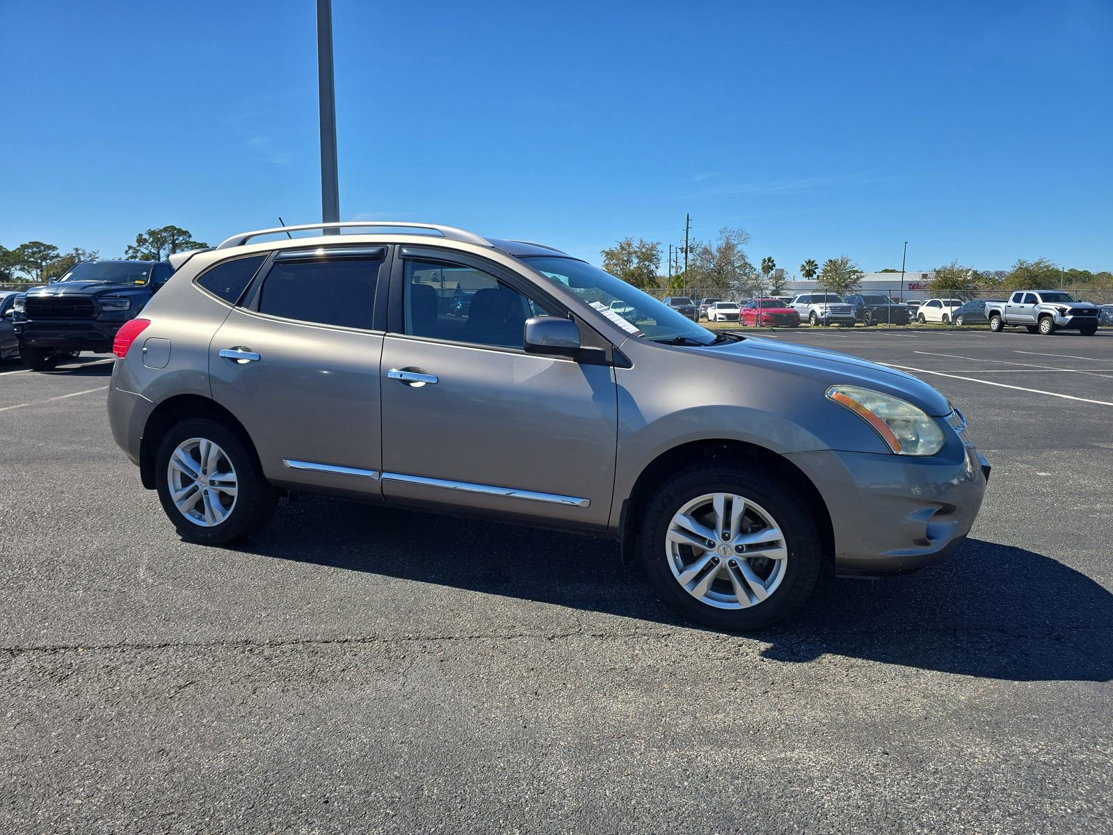 Used 2013 Nissan Rogue SV image 2
