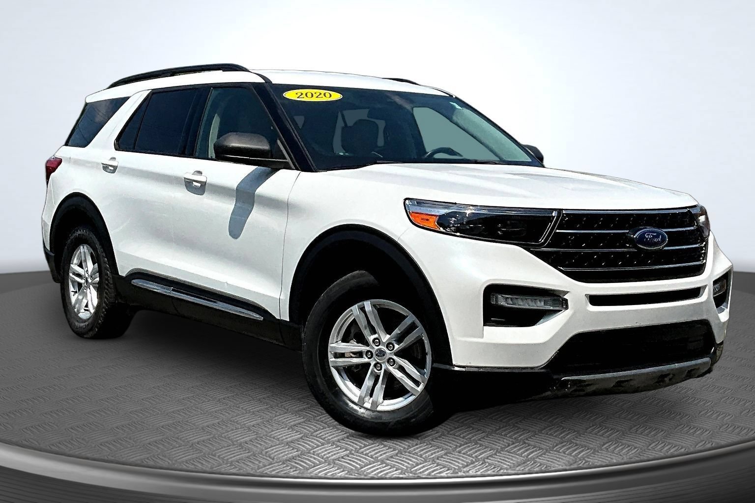 Used 2020 Ford Explorer XLT w/ Equipment Group 202A AWD/4WD image 2