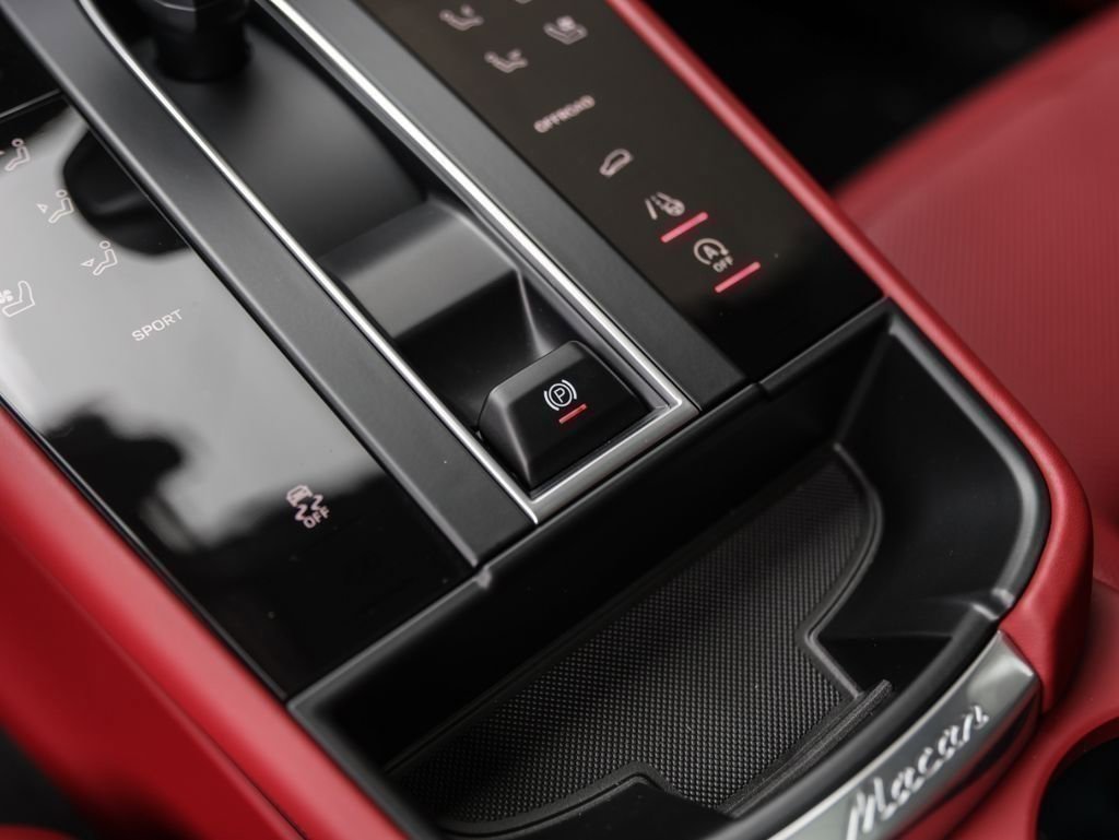 Certified 2025 Porsche Macan AWD/4WD image 26