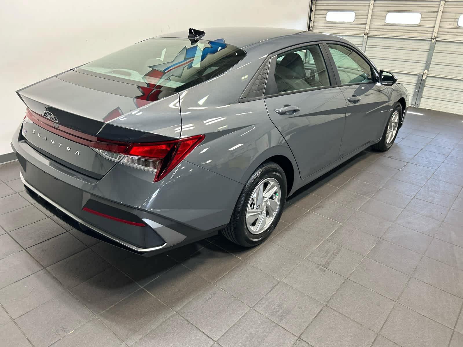 New 2026 Hyundai Elantra SE FWD image 3