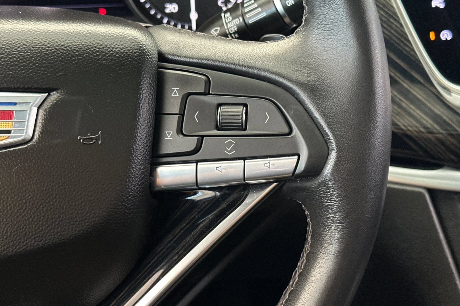 Used 2024 Cadillac XT6 Premium Luxury w/ Technology Package FWD image 34