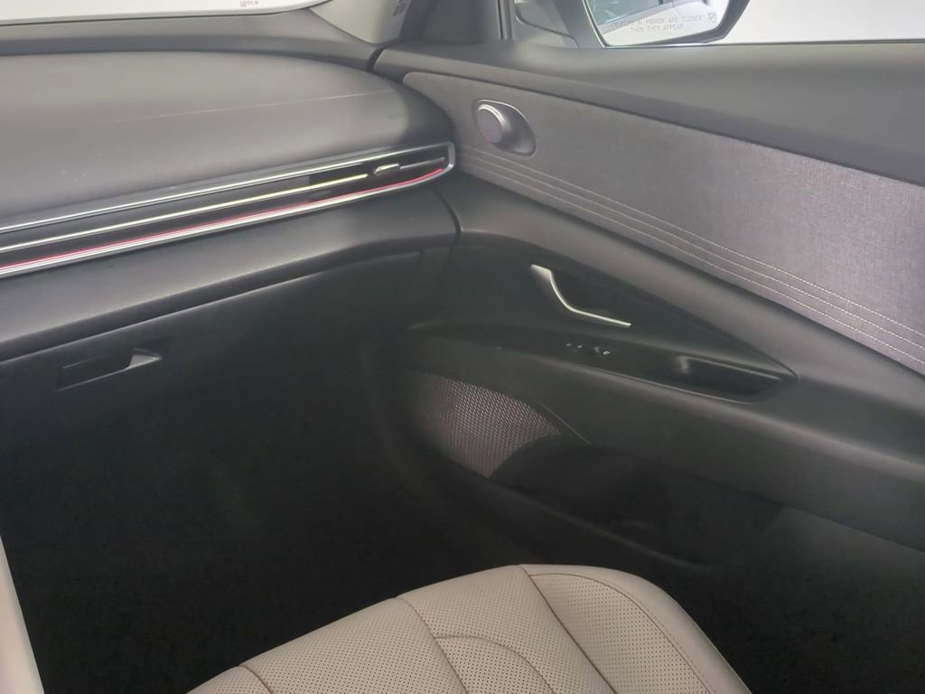 Used 2023 Hyundai Elantra Limited w/ Cargo Package image 17