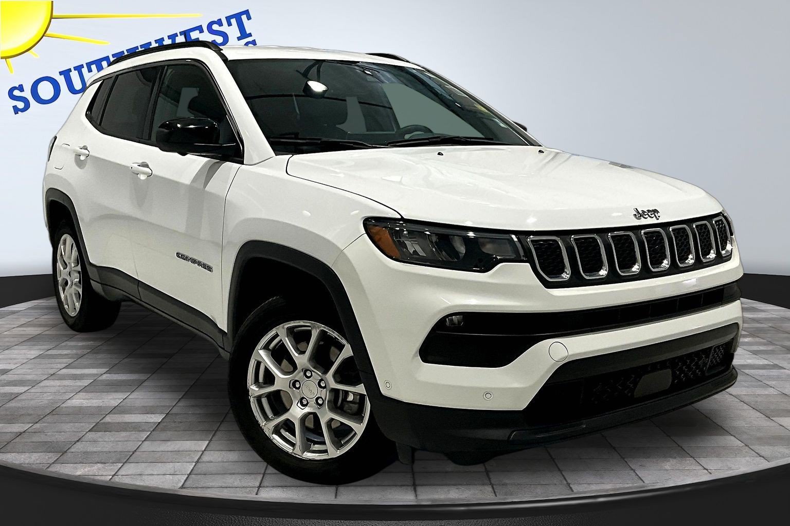Used 2023 Jeep Compass Latitude AWD/4WD image 3