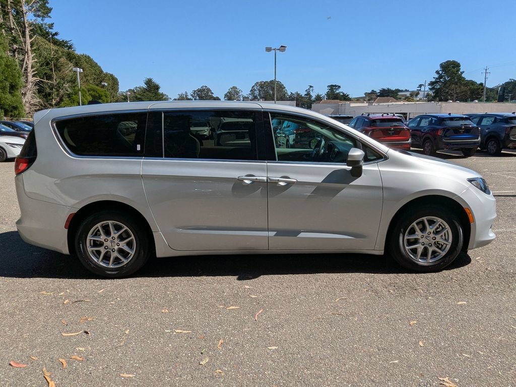 Used 2023 Chrysler Voyager LX FWD image 4