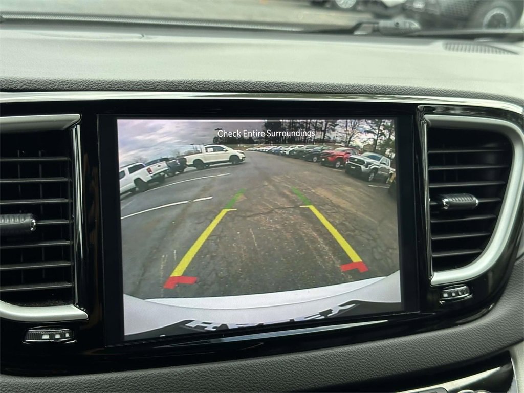 Used 2024 Chrysler Pacifica Touring-L image 4