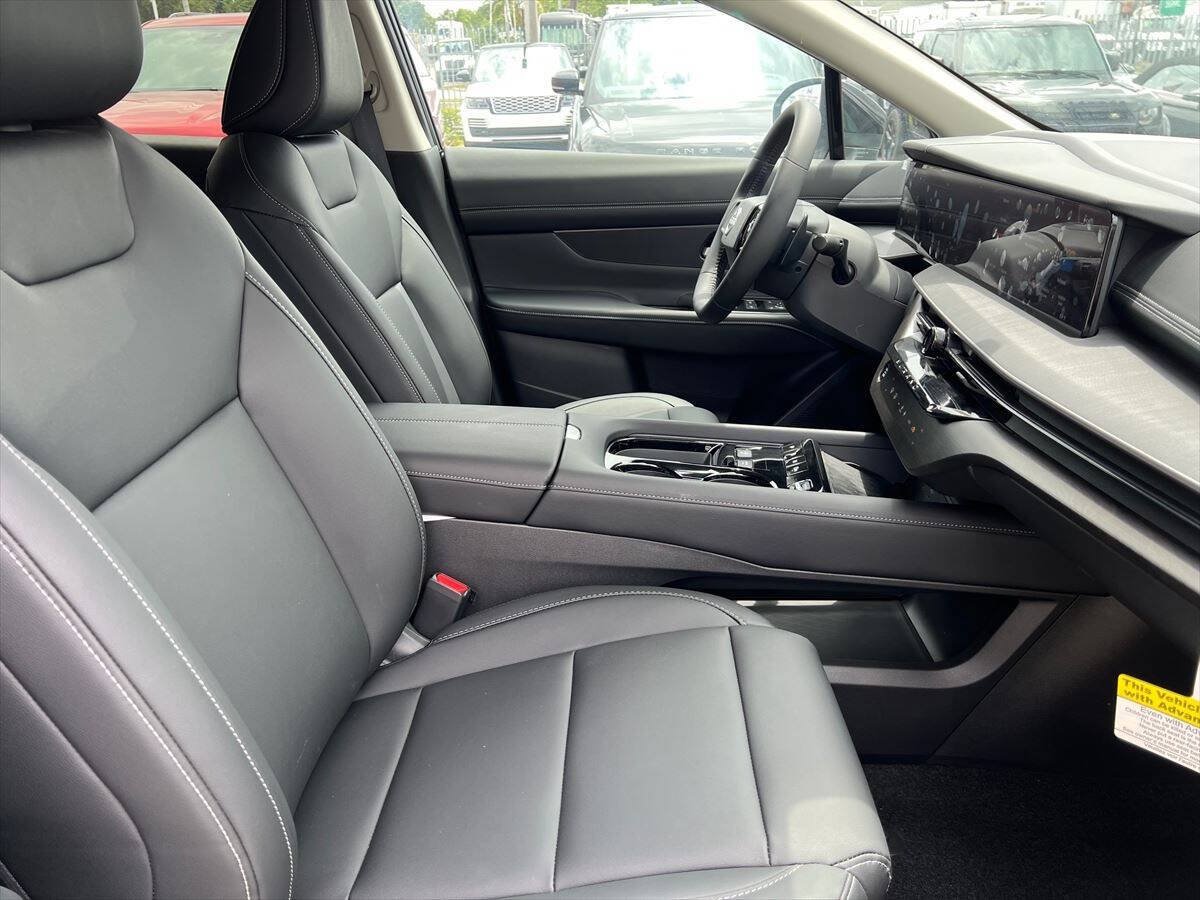 Used 2025 Nissan Murano SV FWD image 8