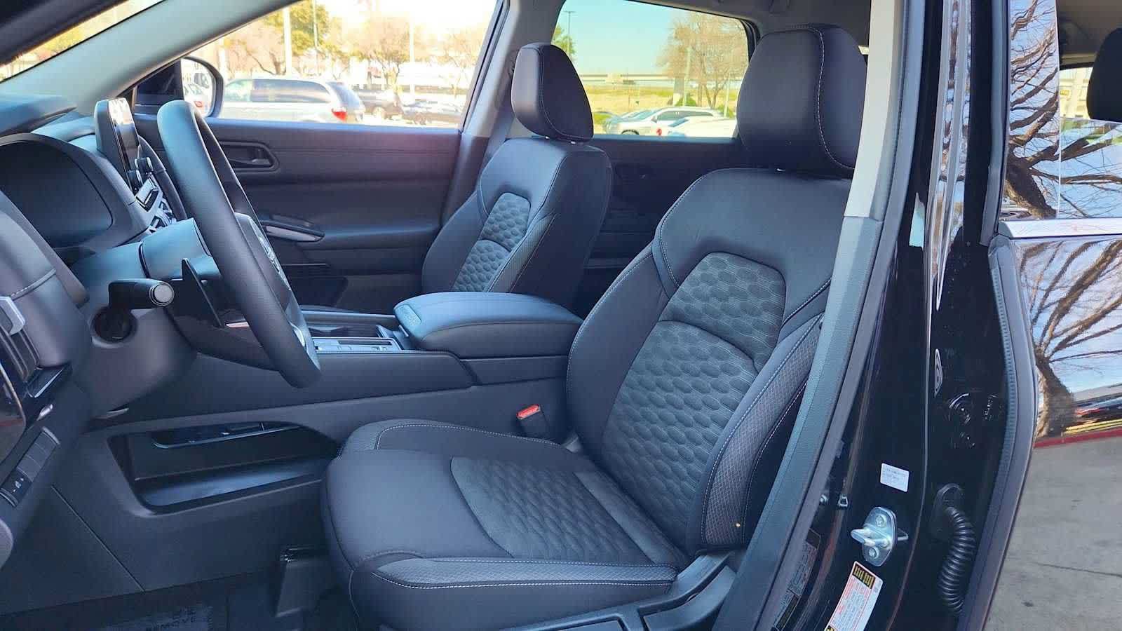 Used 2024 Nissan Pathfinder S FWD image 11