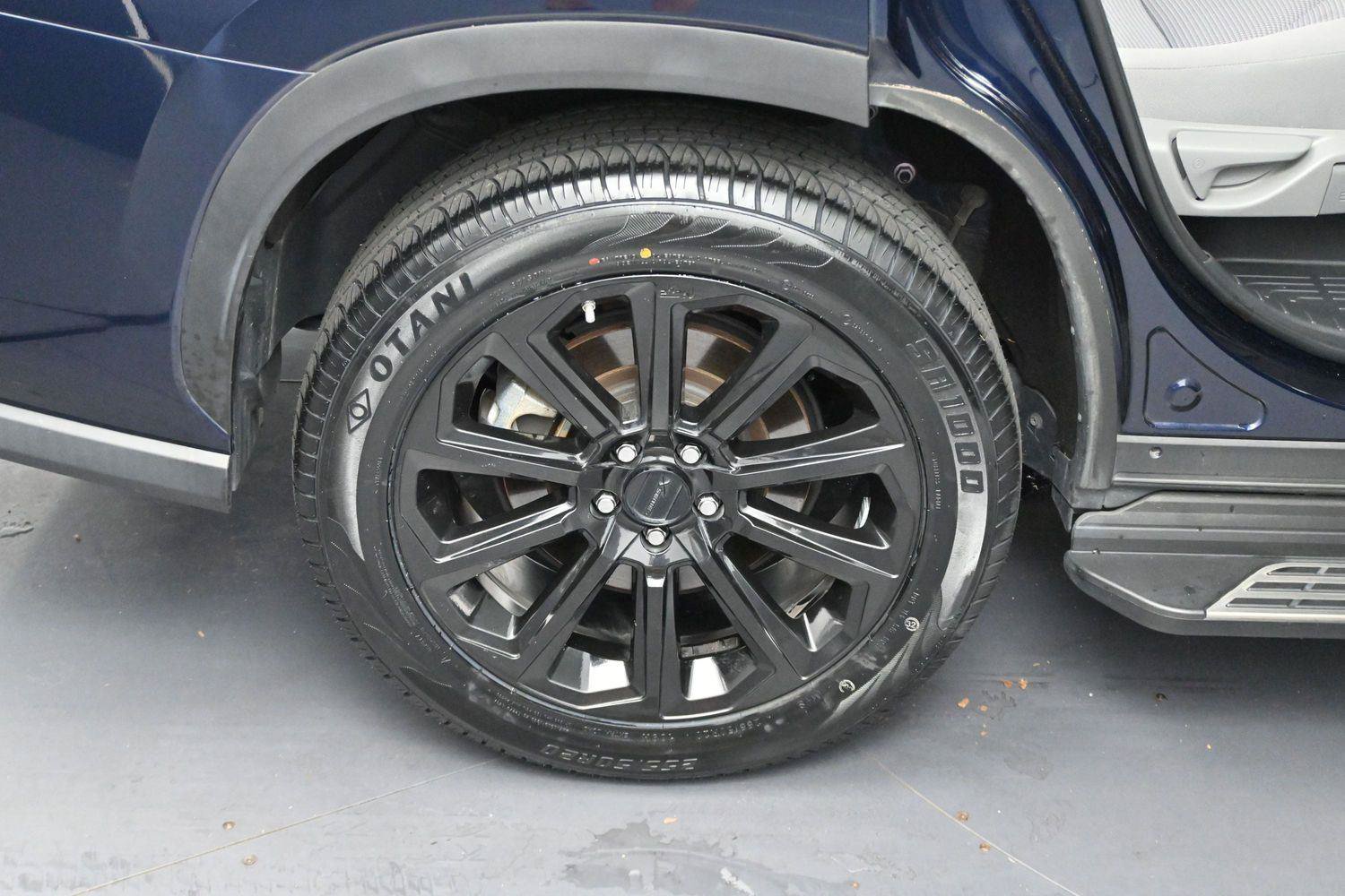 Used 2023 Toyota Highlander LE FWD image 34