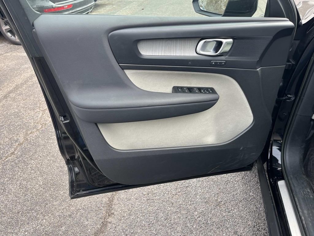 Used 2023 Volvo XC40 B4 Plus w/ Driver Assist Package image 20