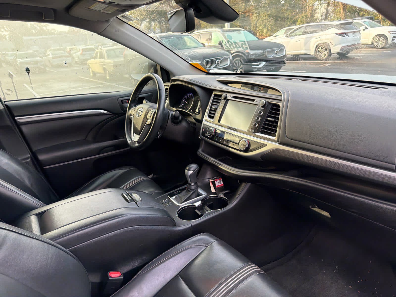 Used 2018 Toyota Highlander SE image 17