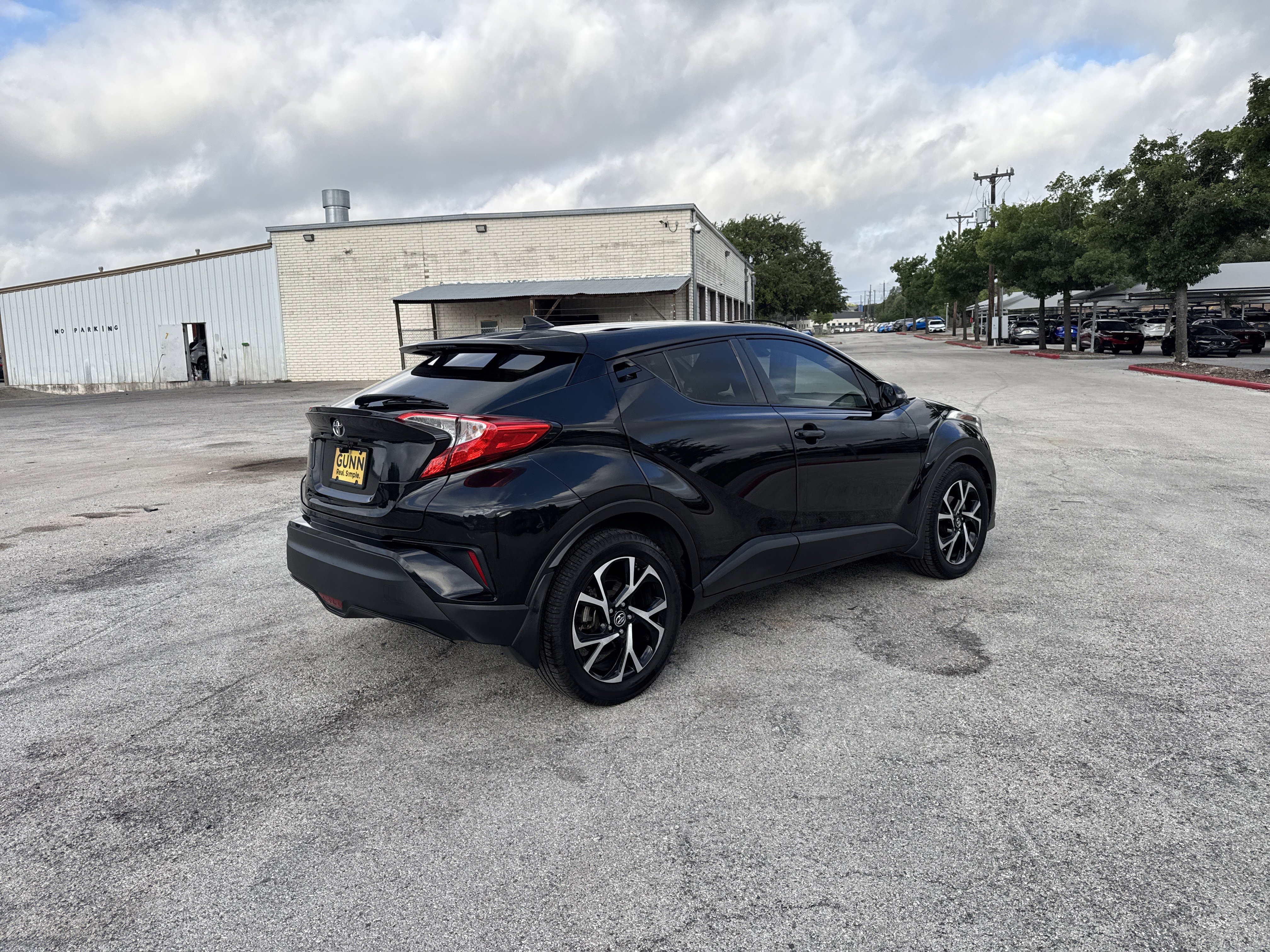 Used 2018 Toyota C-HR XLE FWD image 4